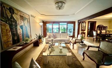 ELEGANTE Y AMPLIA CASA UBICADA BARRIO EL GOLF