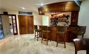 ELEGANTE Y AMPLIA CASA UBICADA BARRIO EL GOLF