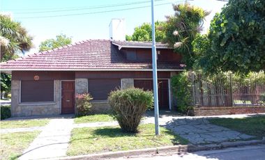 MOGOTES;  AMPLIO CHALET CON GRAN PARQUE