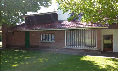 MOGOTES;  AMPLIO CHALET CON GRAN PARQUE