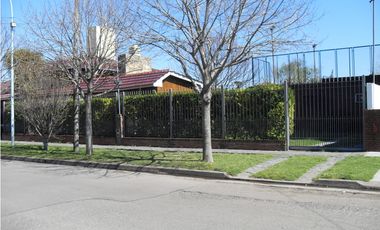 MOGOTES;  AMPLIO CHALET CON GRAN PARQUE