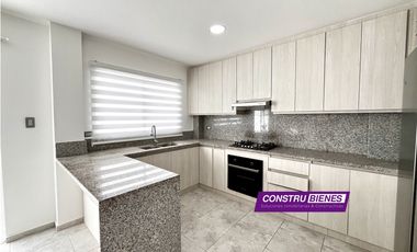 Casa moderna en renta semi amoblada – Urbanización Barú, Manta