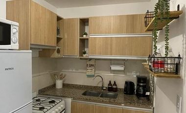 ¡Alquilo departamento amoblado y equipado a cinco cuadras de Plaza Roca!