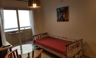 ¡Alquilo departamento amoblado y equipado a cinco cuadras de Plaza Roca!