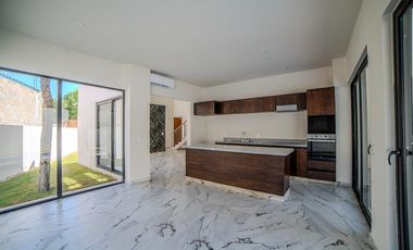 Casa en en venta en Akumal, 3 recámaras en residencial privada, jacuzzi y alberca privada.