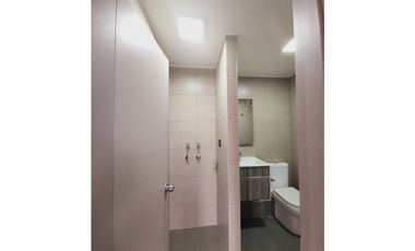 Cómodo depto. en arriendo en edificio Mondrian