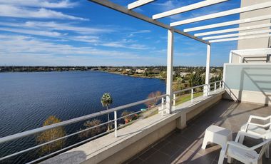 GRAN BALCON A LA LAGUNA. 2 COCHERAS.