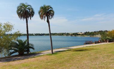 GRAN BALCON A LA LAGUNA. 2 COCHERAS.