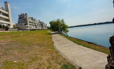 GRAN BALCON A LA LAGUNA. 2 COCHERAS.