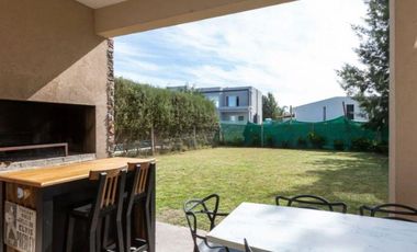 Venta de casa de 5 ambientes con jardín en La Reserva de Hudson