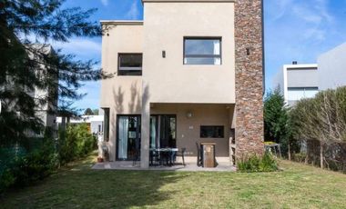 Venta de casa de 5 ambientes con jardín en La Reserva de Hudson