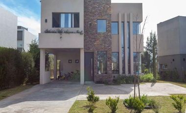 Venta de casa de 5 ambientes con jardín en La Reserva de Hudson