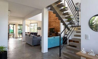 Venta de casa de 5 ambientes con jardín en La Reserva de Hudson