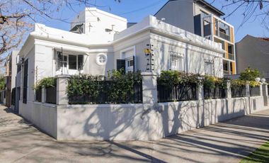 Casa de 6 ambientes de estilo arquitectónico antiguo en venta en Florida.