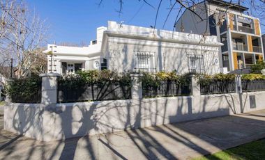 Casa de 6 ambientes de estilo arquitectónico antiguo en venta en Florida.