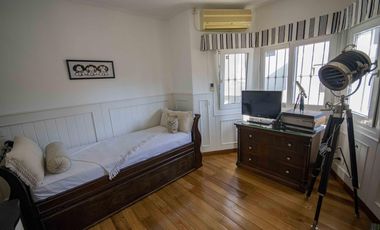 Casa de 6 ambientes de estilo arquitectónico antiguo en venta en Florida.