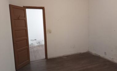 Venta  de Casa  S/Lote 8.66x43.30Mts  en Caseros  Ideal Destino Comercial