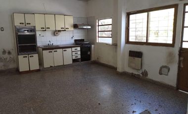 Venta  de Casa  S/Lote 8.66x43.30Mts  en Caseros  Ideal Destino Comercial