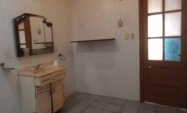 Venta  de Casa  S/Lote 8.66x43.30Mts  en Caseros  Ideal Destino Comercial