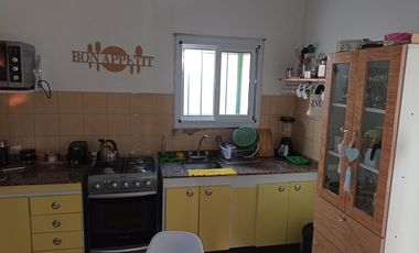 Venta casa 3 ambientes cochera y fondo-Apto Credito- Quilmes Oeste