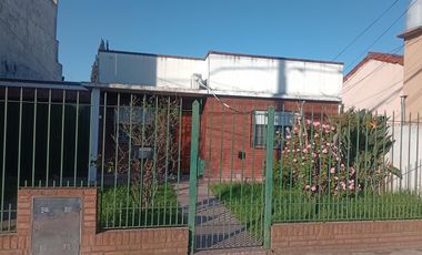 Venta casa 3 ambientes cochera y fondo-Apto Credito- Quilmes Oeste