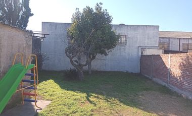 Venta casa 3 ambientes cochera y fondo-Apto Credito- Quilmes Oeste