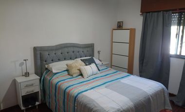 Venta casa 3 ambientes cochera y fondo-Apto Credito- Quilmes Oeste