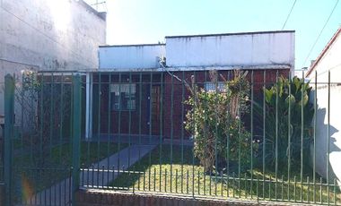 Venta casa 3 ambientes cochera y fondo-Apto Credito- Quilmes Oeste