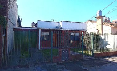 Venta casa 3 ambientes cochera y fondo-Apto Credito- Quilmes Oeste