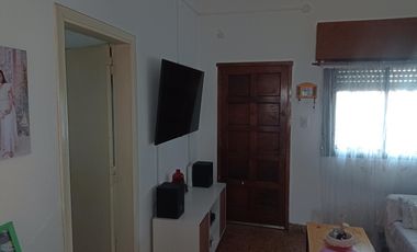 Venta casa 3 ambientes cochera y fondo-Apto Credito- Quilmes Oeste