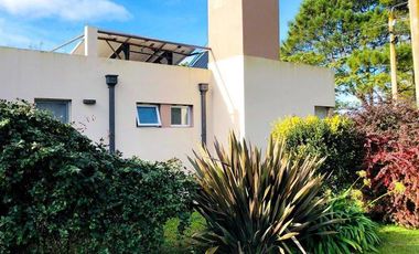 RETASADA! CASA AUTOSUSTENTABLE EN LA CALETA