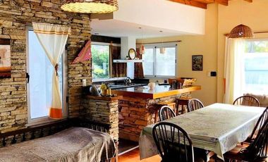 RETASADA! CASA AUTOSUSTENTABLE EN LA CALETA