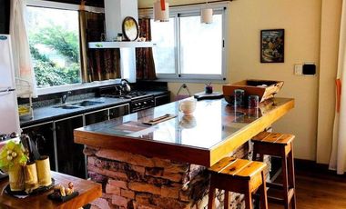 RETASADA! CASA AUTOSUSTENTABLE EN LA CALETA