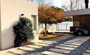 RETASADA! CASA AUTOSUSTENTABLE EN LA CALETA