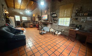 VENTA CASA 2 DORMITORIOS CON PIELTA EN FUNES