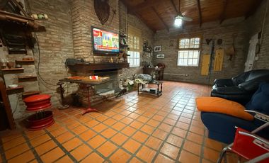 VENTA CASA 2 DORMITORIOS CON PIELTA EN FUNES