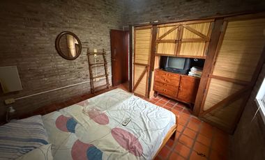 VENTA CASA 2 DORMITORIOS CON PIELTA EN FUNES