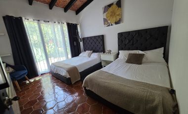 CASA EN VENTA EN LOMAS DE CUERNAVACA, CON GRAN JARDÍN Y ALBERCA