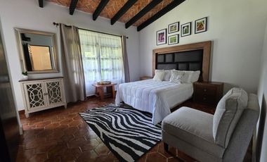 CASA EN VENTA EN LOMAS DE CUERNAVACA, CON GRAN JARDÍN Y ALBERCA