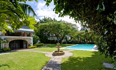 CASA EN VENTA EN LOMAS DE CUERNAVACA, CON GRAN JARDÍN Y ALBERCA