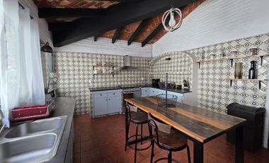 CASA EN VENTA EN LOMAS DE CUERNAVACA, CON GRAN JARDÍN Y ALBERCA