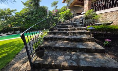 CASA EN VENTA EN LOMAS DE CUERNAVACA, CON GRAN JARDÍN Y ALBERCA
