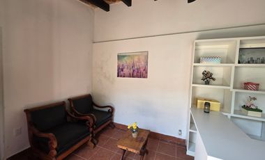 CASA EN VENTA EN LOMAS DE CUERNAVACA, CON GRAN JARDÍN Y ALBERCA