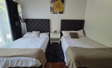 CASA EN VENTA EN LOMAS DE CUERNAVACA, CON GRAN JARDÍN Y ALBERCA