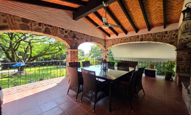 CASA EN VENTA EN LOMAS DE CUERNAVACA, CON GRAN JARDÍN Y ALBERCA