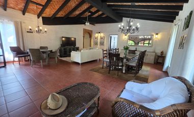 CASA EN VENTA EN LOMAS DE CUERNAVACA, CON GRAN JARDÍN Y ALBERCA