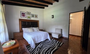 CASA EN VENTA EN LOMAS DE CUERNAVACA, CON GRAN JARDÍN Y ALBERCA