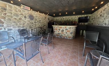 CASA EN VENTA EN LOMAS DE CUERNAVACA, CON GRAN JARDÍN Y ALBERCA