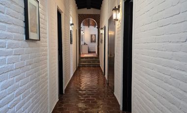 CASA EN VENTA EN LOMAS DE CUERNAVACA, CON GRAN JARDÍN Y ALBERCA