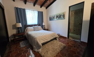 CASA EN VENTA EN LOMAS DE CUERNAVACA, CON GRAN JARDÍN Y ALBERCA